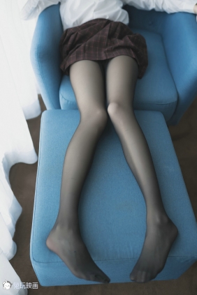 兔玩映画 - 蓝椅子上的黑丝少女 [47P-83MB]