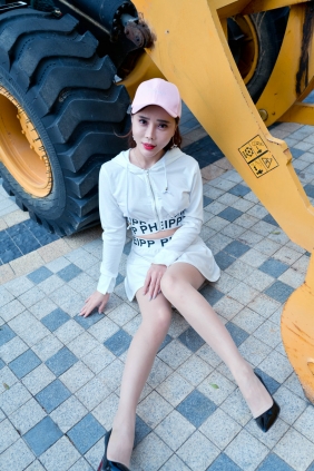 精选街拍视频 No.5129 御风街拍 在惠州海边度假的白色超短裙肉丝网红艾小...